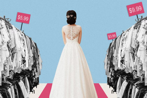 両脇に服の値段が書いてあり、その間にウェディングドレスを着た女性が立っている様子