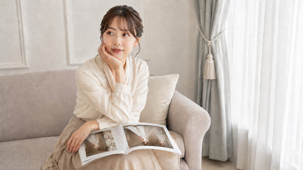 ウェディングドレス選びを振り返り考え込む私服姿の花嫁