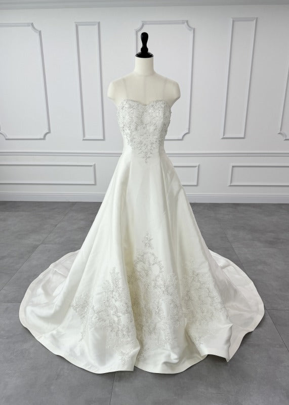 Sopracima A-line Wedding Dress Off-White First Owner Long Train Back Ribbon