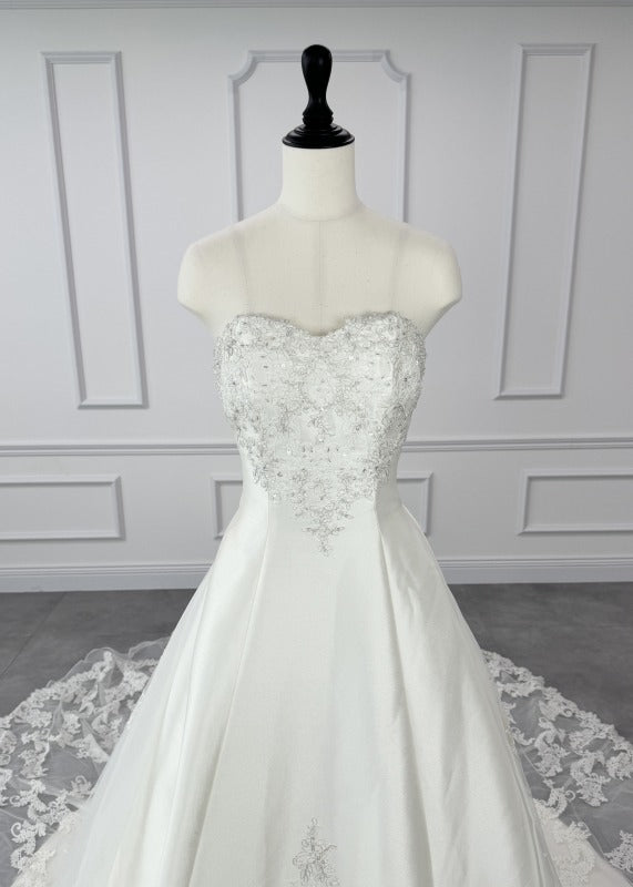 Sopracima A-line Wedding Dress Off-White First Owner Long Train Back Ribbon