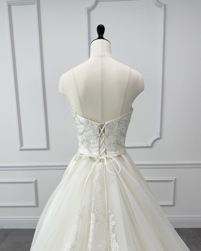 Sopracima A-line Wedding Dress Off-White First Owner Long Train Back Ribbon