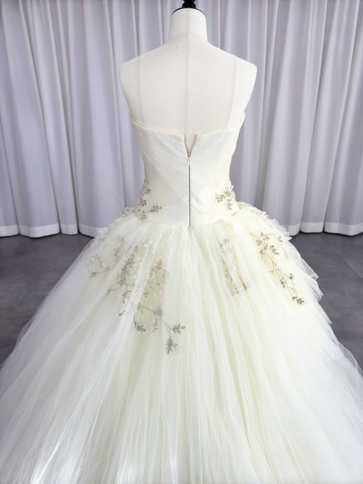 Vera Wang ヴェラ・ウォン　ウェディングドレス　Louisa ルイーザ verawangのLouisa。左右でアシンメトリーなデザインになっており